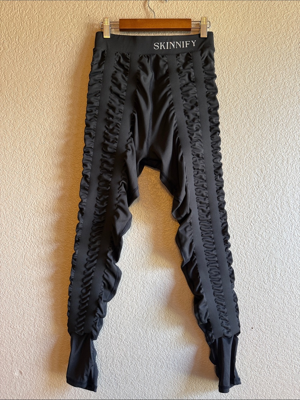 Skinnify leggings with 8 build in resistance bands